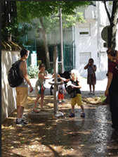 Photo d'une fontaine « Totem » basse pression (2 en 1 fontaine et brumisateur) installée au croisement rue Rébeval et rue Atlas (19e), juin 2019, Eau de Paris