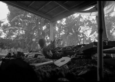 "Une unité de soldats du gouvernement se rend aux Khmers rouges et traverse la ville en direction du stade olympique, où des milliers de personnes ont été matraquées à mort." The fall of Phnom Penh, Avril 1975 ©Roland Neveu