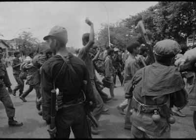 "La chute de Phnom Penh. La fameuse porte de l'Ambassade de France. Environ 600 personnes, dont de nombreux Cambodgiens riches et puissants, ont trouvé refuge à l'ambassade de France, ainsi que les étrangers restants, y compris le corps de presse. Les Khmers rouges ont conclu un accord avec l'ambassade selon lequel tous les étrangers seraient transportés en toute sécurité à la frontière thaïlandaise si les Cambodgiens étaient expulsés de l'enceinte sécurisée. On ne connaît aucun survivant cambodgien du comp