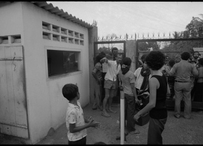 "Un soldat du gouvernement tire à la carabine M1 sur les Khmers rouges depuis un abri", Kien Svay, Route 1, Août 1973 ©Roland Neveu